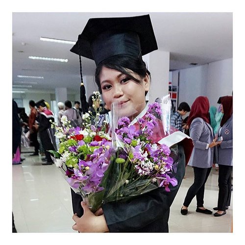 Officially, Tamara Georgiana Septiany, S.E. 🎓

#clozetteid #beauty #makeup #ootd #graduation #2016goals #flowers #vsco #vscocam #vscogram