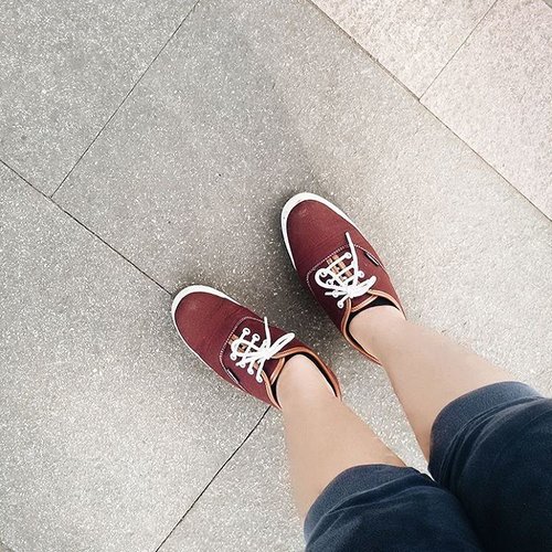 Walk away~ 👟
#clozetteid #fashion #ootd #vsco #vscocam #daneanddine #madeinindonesia #proudtobeindonesian #proudindonesian #shoes #bandung #sabugabandung #carfreeday #redshoes #pertemanansehat