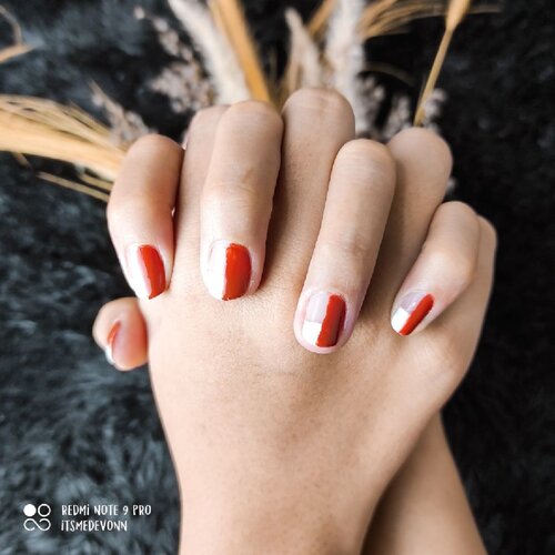 Main dan berkreasi pakai nail polish a.k.a kutek salah satu kegiatan yg menyenangkan, selain mainan makeup😄. 
Biasanya saat datang tamu bulanan baru deh gue bisa mengexplore nail polish atau nail art untuk dipakai.

Suka pakai kutek itu sebenernya dari SD, dari yg cuma tau polesan 1 warna udah kelar, tapi beberapa tahun kebelakang gue baru tau kalau ada yg namanya "Nail Art" Yang bikin gue takjub hasil nail art itu bagus banget. Sedikit banyak belajar cara bikin nail art walau baru bisa yg sederhana aja, tapi gue suka sama hasilnya. Selain itu jangan lupa juga buat ngerawat kuku kita supaya tetap sehat n cantik. 
Kalau kamu gimana? 
@inganneroid @maria_dewie @elisachic 
. 
. 
. 
@barrymcosmetics_id 
#PlayfulNailsWithBarryM
#kbbvindo #jakartabeautyblogger #kbbvdarlings #clozetteid #nailart #nailcare #ragamkecantikan