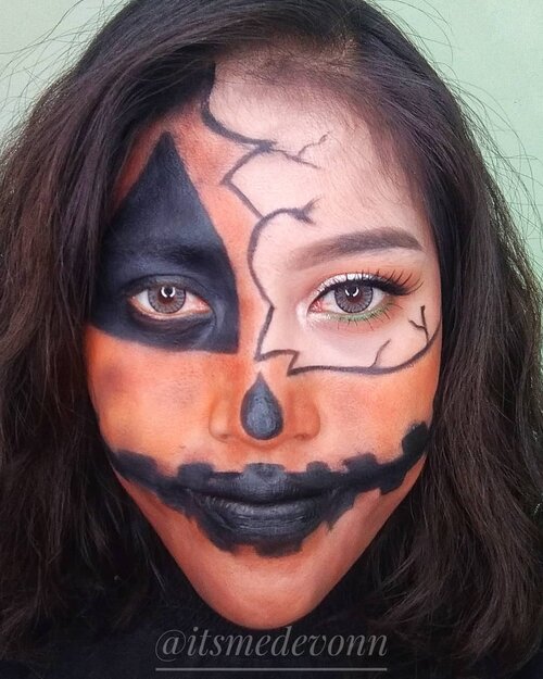 Helloween is coming...Hari ini produktif sekali, main makeup jadi 2 look , semalem juga 2 look. Ku Tak menyangka hahahahaHalf face pumpkin✌️✌️...@heidianatjahjadi@jaquelicious @mmurwanti @blekribe @getthelookid @nyxcosmetics_indonesia #BeautyHackathonLorealID #NyxCosmeticId#botbnyx #halloweenmakeup #halloween#faceart#clozetteid #indobeautygram #beautybloggerindonesia #pumpkin