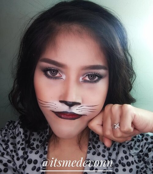 Helloween is coming...Makeup Halloween Kali ini aku jadi kucing garong, biar bisa cakar orang yang jahat sama aku😂😂Mmmmiiiaaauuuuu.....miiiiaaaauuuu...@heidianatjahjadi@jaquelicious @mmurwanti @blekribe @getthelookid @nyxcosmetics_indonesia #BeautyHackathonLorealID #NyxCosmeticId#botbnyx #halloweenmakeup #halloween#clozetteid #indobeautygram #beautybloggerindonesia