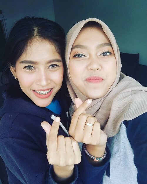 Hatersnya dilove in Aja ya beb @uwie_putri
Btw the makeup was made by me.
.
.
#love #saranghae #clozetteid #likeforlike #makeup #cinta #cousins