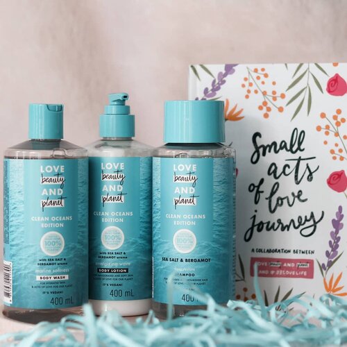 Clean Oceans Edition Sea Salt & Bergamot adalah varian body care @lovebeautyandplanet_id yg pertama kali gue coba.
Kandungan utamanya yaitu Balinesse Sea Salt, yang kaya Mineral, Organic Coconut Oil yang bagus untuk merawat rambut dan kulit , dan wangi Bergamot juga bikin segar loh.

What i love about LBP
- 100 % Vegan
- Ethically Sourced Fragrance
- 100% Recyclable Pack
- No Dyes (tanpa Pewarna)
- No Paraben
- No Silicones
- Organic
- Sustainable Sourced
- Guilt and Cruelty Free

That's why gue jatuh cinta dan memilih produk @lovebeautyandplanet_id untuk face and body care sehari hari. Karena dari #SmallActsofLove gue udah bisa membantu menjaga dan mecintai planet ini.
✨Nourished hair, glowing skin & a little ❤️ to the planet✨
.
.
.
#clozetteid #bodycare #lovebeautyplanetid #LBPLovers #FaceTheNaturalYou