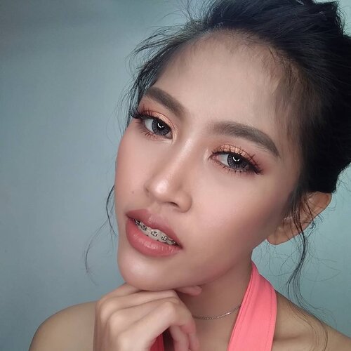 Selamat pagi,
Selamat beraktivitas, look ini aku pakai salah satu lipstick #GoRougeSignature by @getthelookid
Shade 121 I CHOOSE. Suka banget warna nudenya😍😍😍
@freshkonindonesia
#freshkon #freshkonsharexfollow #love #clozetteid #motd #makeup #softlens #likeforlike #selfie