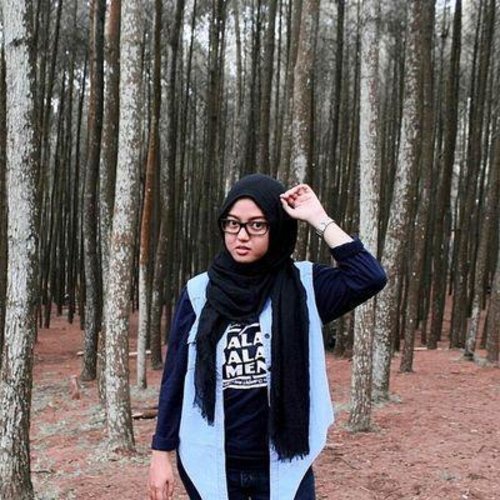 My style in the forest #ClozetteID #HijabCasual #SimpleStyle