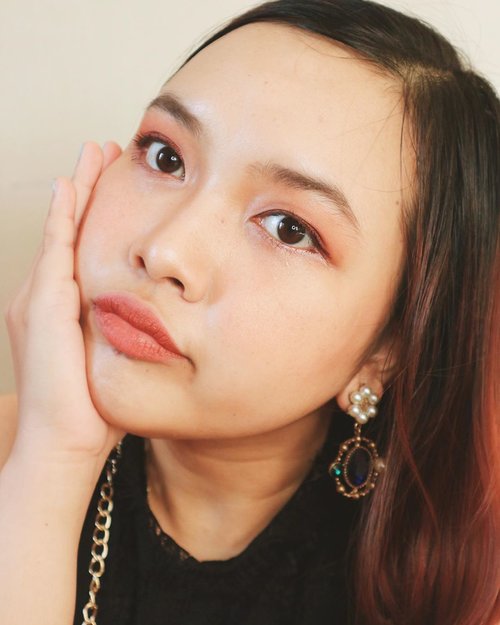 Did my makeup to just sit in my living room while listening to some good music is my new hobby now
.
.
#srsbeauty #makeup #tutorial #koreanmakeup #bloggerstyle #beauty #clozetteid #charisceleb