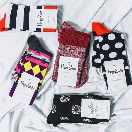 Colorful and patterned socks from @happysocksofficial ❣The patterns and the colors come in a range of colors, patterns, designs and styles. They totally match my personality and makes me smile whenever I put them on. Yayyy! | 📸 : fashion photographer @dolokz.....#SRSads #clozette #clozetteid #fashion #clozetteambassador #style #sundayisfine
