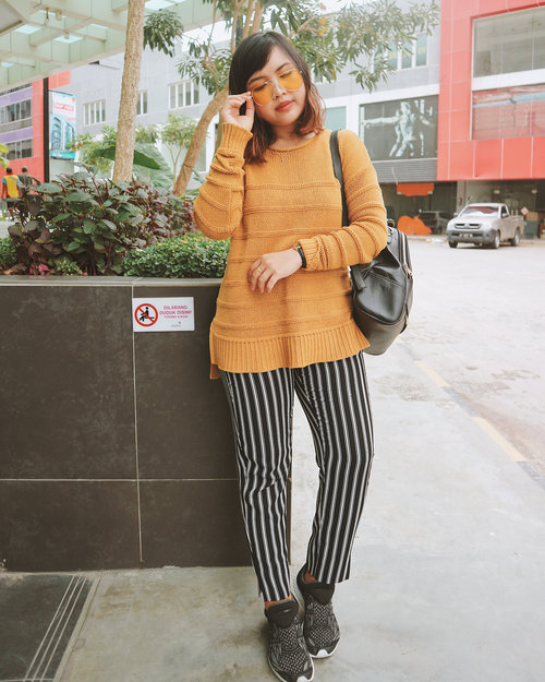 Jarang-jarang liat wa posting ootd so here’s one;Life hack about how to make you instantly gorgeous : just mereeem manjaaa aja and pretend these are all candid shots 🤪 and yes I’m always the kid who won’t wear black without adding any colours to complete the look...#clozetteid #asian #blogger #lifestyle #ootd #ootdmagazine #style