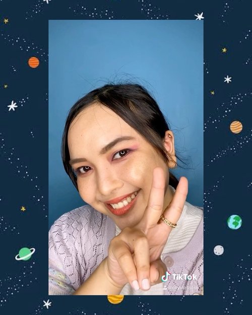 Easy everyday makeup siap gelud demi seblak 🤣😂 Anyway all makeup products curated by myself on Charis store “OLLYVIALAURA”- Nakeup Face One Night Cushion- Black Rough Up & Down Triple Contouring Shading- Murir Hard Formula Style Brow- Vyvyd Studio Cheek Flash Highlight- Self Coding Code Crush Matte Liquid Lipstick- Eyecandy Rainbow Hair Brush- Misterbower Stickon Nails#charisceleb