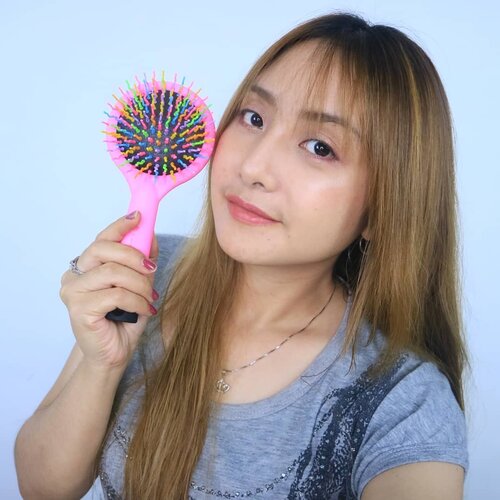 Kesayangan akuuu 😍
Rainbow Hair Brush dari  @eyecandy_co_kr ❤
.
Sisir gak lagi menyiksa, rambut kusut gak lagi deh. Sisir ini lucu warna rainbow dan ini Handmade lo.
Banyak banget artis Kpop yang pakai karena memang sebagus itu 😍
Dipakai nyaman banget dan brushnya gak sakit sama sekali dan lembut banget dikulit kepala. 
Rambut lebih teratur dan bentuk brushnya itu S gitu menbuat volume ke rambut ❤
Nilai plus lainnya dibaliknya juga ada kacanya nih. 👍
.
Btw ini aku pakai yang ukuran Besar. Ada kecil lainnya nih. .
No More Bad Hair Day 😘
.
Cek aja link diprofile untuk harga diskon atau link dibawah ini ya 💕

https://hicharis.net/ellentan/9Oy

#HAIR #HAIRBRUSH #RAINBOWBRUSH #EYECANDY #Rainbowhairbrush #CHARIS @charis_celeb @hicharis _official @eyecandy_co_kr
.

#fdbeauty #clozetteid #skincare #ivgbeauty #koreanskincare #skincaream#tampilcantik #skincarepm #makeuptips #indobeautygram #indovidgram #makeupvideo #toner #discover_muas #beautyguruindonesia #beautygram #beautybloggerindonesia #muablora