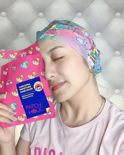 Hair mask terlucuuuu !!!! 🥰.SWIPE hasilnya.. itu q ambil bideo bangun tidur, rambut gam kusut dan ringan ... .Costopia Moisture Hair Mask (5EA) ini made in Korea dai brand @patch_holic ❤️.Udah deh kalau cute design @patch_holic  juara ditambah lagi inovasinya.. selalu 👍🏻.Hair mask ini ga cuma memuaskan mata tapi rambut juga.. lembut banget setelah pakai dan harummm !! Sampe suamik dari luar masuk kamar tanya waktu aku pakai wangi apa enak katanya 🤣🥰.Pakainya super gampang dan hasil memuaskan 🥰.Dengan 4 kandungan utama yang memang sangat baik menutrisi dan melembutkan rambut yaitu Olive oil, Argan oil, Jojoba oil, Meadowfoam Oil.Kalian bisa cobain klik aja linm dibawah ini atau iprofile aku yah.. ada diskon 😘http://hicharis.net/ellentan/OmQ#CHARIS #COSTOPIA #PATCHHOLIC #HNCO #CHARISSTORE #charisAPP @hicharis_official @charis_celeb#fdbeauty #clozetteid  #ivgbeauty #makeupclip #makeuptips #indobeautygram #koreanstyle #koreanblusher #cchannelfellas #indovidgram #makeupvideo #beautyguruindonesia #beautygram #beautybloggerindonesia #muablora  #koreanmakeup #nyxcosmeticsid  #creamblush  #indobeautysquad #jakartabeautyblogger #makeupart