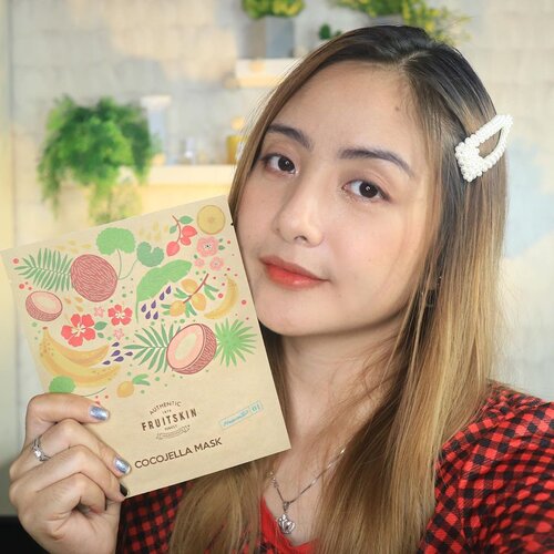 Pecinta sheet mask 🥰 SWIPE FOR DETAIL AFTER ..ada yg baru dan aku mau share ke kalian nih. Sebagai pecinta sheet mask wajib banget untuk cobain berbagai macam sheet mask 😁. Cocojella Mask dari Korea ini termasuk salah satu sheet mask terbaik yang pernah aku coba 👍🏻Sheet Masknya ini jelly yang cukup tipis tapi tidak mudah sobek yang nyaman banget dikulit terutama untuk kulit sensitif ya. Dibuat dari fermentasi coconut /kelapa.Jadi untuk pemakaiannya kita dbantu net yang menempel pada sheet masknya.Essencenya banyak, moisturizing dan memberikan efek cooling. Dengan kandungan yang ditujukan sebagai anti aging, mengandung allantoin, rosehip oil,tocopherol, centela asiatica extract, jojoba oil, argan oil, betaglucan, hibiscus, Rose banana fruit water.Essence yang ringan dan terasa agak slimy tapi mudah menyerap dan memberikan kelembaban yang tahan lama. 1 paket berisi 5pc masker. Kalian bisa order dengan link dibawah inj atau klik aja link diprofile ya💕Recomended ❤️👍🏻 http://hicharis.net/ellentan/HlI#fruitskin #maskpacks #CocojellaMask  @hicharis_official @charis_celeb. #fdbeauty #clozetteid  #ivgbeauty #makeupclips #fiercesociety #tampilcantik #wakeupandmakeup #makeuptips #indobeautygram #makeupaddict #amazingmakeupart #maybelline #cchannelfellas #indovidgram #makeupvideo #lagirlindonesia #beautyguruindonesia #beautygram #beautybloggerindonesia #muablora  #discovervideos #nyxcosmeticsid  #glammakeup #indobeautysquad #jakartabeautyblogger