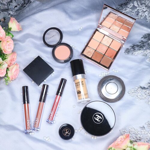 Makeup fav buat ke party dengan look yang soft glam nih 🥰.@makeupforeverid @makeupforeverofficial Ultra HD foundation dengan coverage medium dan ringan. Pilihan aku klo pengen makeup skin like dan bagus difoto .@chanelofficial Loose Powder yang best 😍 smooth banget.@selfbeauty_co Glam Up Bronzer yang smooth dan gak patchy..@beccacosmetics Highliter tahn lama n super glowing.@maccosmetics Blush tahan lama n smooth no patchy.@celefit_official @celefit_id The Bella Collection Eyeshadow Palette yNg jd fav aku belakangn ini, smooth dan pigmented terutama metallic shadownya best .@anastasiabeverlyhills Dipbrow Pomade pigmented and long lasting.@lookecosmetics Holy Lip Series Gaia, Hebe & luna warna yang cantik, tahan lama dan bs kupakai untuk base eyeshadow dan glossnya cantik... #Holylipseries #Celebratingthenewyou. . #fdbeauty #clozetteid  #ivgbeauty #makeupclips #fiercesociety #tampilcantik #wakeupandmakeup #makeuptips #indobeautygram #makeupaddict #amazingmakeupart #maybelline #undiscovered_muas #indovidgram #makeupvideo #lagirlindonesia #beautyguruindonesia #beautygram #beautybloggerindonesia #muablora  #discovervideos #nyxcosmeticsid  #glammakeup #indobeautysquad #jakartabeautyblogger