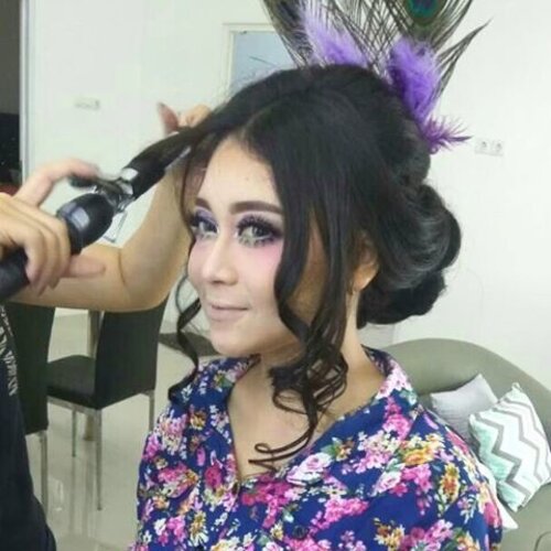 Hair do for pretty Risya 💖

Foto candid by memeku 😂😂 #makeuptips #eotd #mua #makeupartist #fdbeauty #clozetteid  #makeupartistsemarang #eyeshadow #eyelash #anastasiabeverlyhills #potd #makeupartistindonesia #motdindo #indobeautygram #nyxcosmetics #dressyourface #weddingmakeup #instamakeup  #tutorialmakeup #muajakarta #fotdibb #tipsmakeup #muablora
#mua #makeuppesta #fotd #ivgbeauty #makeupartistjakarta #belajarmakeupmurah #tipsdandan