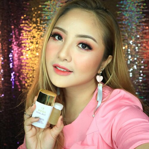 Hai hai😘.Hasil pemakaian produk Jafra dari @artis_solekan💕@artis_solekan💕. TUTORIAL PEMAKAIAN ➡➡ PREVIOUS POST..Yang pertama Jafra Royal Jelly Lift Concentrate. Jadi ini ampoule dengan fungsi mengencangkan. Efek pemakaian wajah jadi glowing dan lembab. Cukup pakai 2-3 tetes aja. ^^Bisa kamu pakai sebelum makeup / sebagai lanjutan skincare yah😘.Yang kedua adalah Jafra Royal Jelly Radiance Foundation Broad Spectrum SPF 20. Foundation ini texturenya cair banget, dengan coverange light to medium. Jadi foundie ini basah ya guys dan gak ngeset. Super glowing jadi harus banget di set dengan bedak terutama untuk kulit berminyak. Dan ini bisa jadi favorite bagi kamu yang kulitnya kering atau pecinta dewy foundation. Dipakai ringan, cocok untuk sehari- hari 😊...#fdbeauty  #clozetteid  #universalhairandmakeup #uhmvideo #ivgbeauty #makeupclips  #jafraindonesia  #jafraroyaljellyliftconcentrate #wakeupandmakeup #jafraroyaljellyfoundation #indobeautygram #makeupaddict  #amazingmakeupart #beautyandhairdiaries #undiscovered_muas #indovidgram #makeupvideo #make4glam #discover_muas  #beautyguruindonesia #beautygram #beautybloggerindonesia #muablora #indobeautysquad #discovervideos #nyxcosmeticsid #bhcosmetics #glammakeup #lagirlindonesia