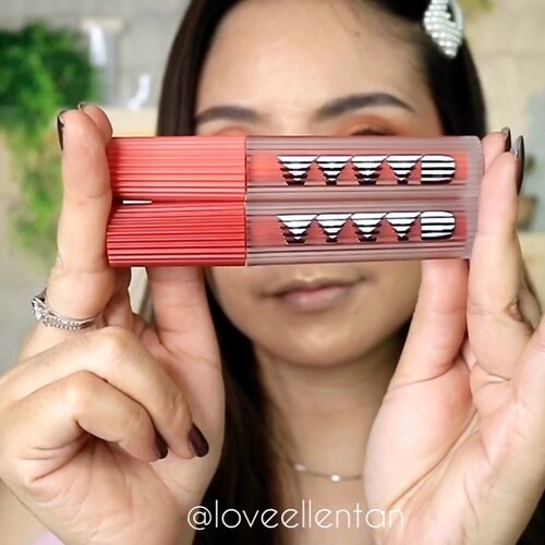 Hi guys🥰
Lip product lagi dari Korea nih 🥰 dari @vyvydstudio ❤️
Ada 2 macam yaitu Lip Flash Matte & Lip Flash Vinyl. ❤️ Lip Flash Matte ini lip cream matte hitu dan texturenya creamy mudah diapply dan pigmented banget. Finishnya matte tapi gak kering gitu, gak patchy dan velvety smooth. Lip cream ini masih transfer dikit tapi tahan lama dan nyaman dipakai.
Yang aku punya ada 2 yaitu no 27 all that brick warnanya cantik banget, warna brick coklat kemerahan gitu cocok untuk semua warna kulit dan no 28 Analouge Soul Orange Coral dan ini warnanya super fresh cantik banget tapi untuk temen2 yang skintone agak gelap mungkin bakal kelihatan neon gitu. .
❤️Lip Flash Vinyl ini seperti gloss tint, jadi lngsung ada warnanya. Jntuk yg akh ounya shade no 5 Epic Trance ini warna coral gitu saat diapply pertama tapi akan berubah agak ke pink gitu. Texture glossnya mudah diapply dan bikin bibir plump dan smooth, cuma memang dia tipe gloss yang agak lengket gitu, but akan mulai berkurang setelah beberapa saat kog. Dan yang aku suka juga glossnya ini moisturizing banget.
.
.
Kalian pengen cobain kann??
Klik aja link dibawah ini atau diprofile aku ya.. http://hicharis.net/ellentan/KiQ

#vyvydstudio #Lipflashmatte #lipstick #lip  #CHARIS #hicharis@hicharis_official @charis_celeb

X#fdbeauty #clozetteid  #ivgbeauty #makeupclip #makeuptips #indobeautygram #koreanstyle #koreanblusher #cchannelfellas #indovidgram #makeupvideo #beautyguruindonesia #beautygram #beautybloggerindonesia #muablora  #koreanmakeup #nyxcosmeticsid  #creamblush  #indobeautysquad #jakartabeautyblogger