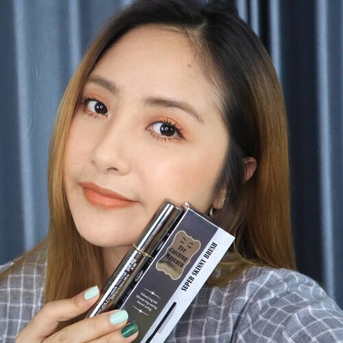 ❌ Racun alert 😂SWIPE HASILNYA ➡➡.Makeup super simple dengan mascara yang bikin aku jatuh cinta 😍Eye catching mascara long & curl dari @vuedepulang 💕.Mascara ini udaa ngalahin mascara favorite aku.  So, ini dual brush mascara. Satu sisi yaitu tail comb brush jadi seperti sisir menyisir bulu mata dan membuat bulu mata terlihat panjang. Satu lagi coil brush ini itu kecil bgt brushnya dan efeknya yang aku rasakan itu dia bikin tebel bulu mata dan lentik. .Yang bikin jatuh cinta lagi ini itu enak dipakai dibulu nata atas dan bulu mata bawah. selain itu juga waterproof 👍.Cream mascaranya itu ringan dimata jadi kayak gak berasa pakai dan gak ngegumpal. Pokoknya best deh. Kalian buktiin sendiri nih mascara 😍order bisa dicharis aku. Link dibawah ini atau klik aja link diprofileku ya 😘 https://hicharis.net/ellentan/e5p#VUEDEPULANG #eyecatchingmascara #masca#CHARIS #CHARISSTORE #charisAPP @hicharis_official @charis_celeb .#fdbeauty  #clozetteid  #universalhairandmakeup #uhmvideo #ivgbeauty #makeupclips  #fiercesociety  #tampilcantik #wakeupandmakeup #makeuptips #indobeautygram #makeupaddict  #amazingmakeupart #beautyandhairdiaries #undiscovered_muas #indovidgram #makeupvideo #make4glam #discover_muas  #beautyguruindonesia #beautygram #beautybloggerindonesia #muablora #indobeautysquad