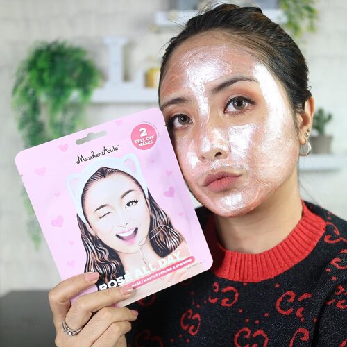 Rose all day SET ini masker peel off dari @maskeraidebeauty 💕Isinya 2 sachet masker. Warnanya Rose Gold gitu cakep 😁Cocok untuk kalian yg jenis kulit berminyak / kombinasi ya 😁O iya buat temen2 yg wajahnya asa hulu2 halus hati2 pakai ya ya soalnya ini peel offnya kenceng gt, jadi agak sakit deh hihi dan satu lagi aroma alkoholnya agak kenceng .Hasil pemakaiannya kulit lebih halus dan bersih 👌🏻 http://hicharis.net/ellentan/Iwg#roseallday #maskpacks #peeloffmask #Maskeraide #hicharis@hicharis_official @charis_celeb#fdbeauty #clozetteid  #ivgbeauty #makeupclips #fiercesociety #tampilcantik #wakeupandmakeup #makeuptips #indobeautygram #makeupaddict #amazingmakeupart #maybelline #undiscovered_muas #indovidgram #makeupvideo #lagirlindonesia #beautyguruindonesia #beautygram #beautybloggerindonesia #muablora  #discovervideos #nyxcosmeticsid  #glammakeup #indobeautysquad #jakartabeautyblogger