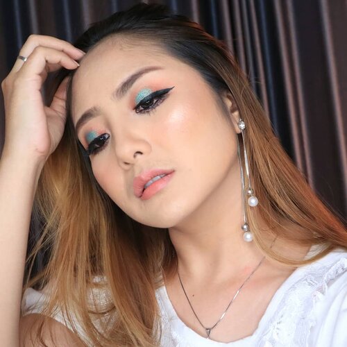 Miss u all 💕.Makeup ini cocok untuk lebaran nanti loh. Gimana menurut kalian??*abaikanpose...#fdbeauty  #clozetteid  #universalhairandmakeup #uhmvideo #ivgbeauty #makeupclips  #fiercesociety  #tampilcantik #wakeupandmakeup #makeuptips #indobeautygram #makeupaddict  #amazingmakeupart #beautyandhairdiaries #undiscovered_muas #indovidgram #makeupvideo #naturalmask #discover_muas  #maskernatural #beautygram #beautybloggerindonesia #muablora #indobeautysquad #discovervideos #nyxcosmeticsid #bhcosmetics #glammakeup #lagirlindonesia