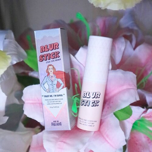 Heii.. Kabar gembira buat kalian yang pori-pori besar dan T-zone kalian oily banget.
.
Primer ini jawaban kalian yaitu 
BLUR STICK dari @vuedepulang ❤
.
Primer ini berbentuk stick dan sumpah ini enak banget dipakai, so simple mau kapan aja dimana aja tinggal oles2 lalu ratakan. 
Texturenya lembut dan mampu mengisi pori2 wajah, kalian bs swipe untuk hasilnya. 😍👍👍👍
Hasil akhirnya velvety matte aku suka banget serta mampu mengontrol minyak dengan baik. 
Tapi  tenang aja ini juga bs dipakai oleh kulit kering karena tidak membuat kering. Selain itu bs jg digunakan untuk kulit kalian yang acne prone karena mengandung Calamine powder yang dapat menenangkan kulit berjerawat, reduce redness dan membuat makeup lebih long lasting. .
so aku recommend primer ini karena bs juga diaplikasikan kebawah mata dan smile line untuk menyamarkan garis2 halus.
.
Primer andalan apalagi kalau traveling 😂 
u must try it. 
Kalian bs order dengan link charis dibawah ini atau klik aja link diprofile aku. ❤

https://hicharis.net/ellentan/fCF

#vuedepulang #blurstick #charis #charisceleb @hicharis_offical @charis_celeb
.

#fdbeauty #clozetteid #skincare #ivgbeauty #koreanskincare #skincaream#tampilcantik #skincarepm #makeuptips #indobeautygram #indovidgram #makeupvideo #toner #discover_muas #beautyguruindonesia #beautygram #beautybloggerindonesia #muablora