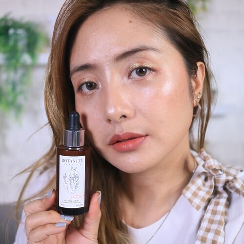 Belakangan ini aku cobain @botanity_id. Flavon Serum from @neuffa ❤.Serum ini dari Korea dan sudah mendapat beberapa penghargaan disana loh. Wow 😍Dengan Uniflavon mengandung Bamboo & scutellaria root extract mengatasi redness(kemerahan) diwajah,  meningkatkam texture kulit, sebagai anti aging (anti wringkle), dll. Selain itu juga mengandung lotus extract, propolis extract, centella asiatica extract, honeysuckle extract dan bellflower root extract yang menenangkankulit, memperkuat lapisan kulit dan mengatur kadar minyak & kelembabab.Serum ini dapat digunakan untuksemua jenis kulit termasuk kulit sensitif sekalipu  karena menggunakan bahan2 natural.Gunakan 3-4 tetes setekah membersihkan wajah. .Texturenya cukup kental daa berwarna agak kecoklat-coklaran gitu. Tetapi setelah diaplikasikan mudah menyerap dan gak lengket dan ga berat. Aromanya herbal gitu dan sedikit ada aroma madunya 😁Daa setelah pemakaian kurleb seminggu aku suka hasilnya. Wajah lebih smooth dan redness diwajah aku mulai berkurang (diaku paling kentara itu dihidung 😁).Kalian bisa nih cobain serum ini. Karena kebanyakan yang coba ini cocok, mungkin di kamu juga 😍 yuk trial sendiri. .kalian bs dapetin ini di @nueffa ya..#fdbeauty #clozetteid  #ivgbeauty #makeupclips #fiercesociety #tampilcantik #wakeupandmakeup #makeuptips #indobeautygram #makeupaddict #amazingmakeupart #maybelline #undiscovered_muas #indovidgram #makeupvideo #lagirlindonesia #beautyguruindonesia #beautygram #beautybloggerindonesia #muablora  #discovervideos #nyxcosmeticsid  #glammakeup #indobeautysquad #jakartabeautyblogger #nueffa #botanity