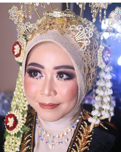 Brideku manja Fifuzi 💕Makeup & acc by @loveellentan.makeup .#latepost #fdbeauty #clozetteid  #ivgbeauty #makeupclips #fiercesociety #tampilcantik #wakeupandmakeup #makeuptips #indobeautygram #makeupaddict #amazingmakeupart #maybelline #undiscovered_muas #indovidgram #makeupvideo #lagirlindonesia #beautyguruindonesia #beautygram #beautybloggerindonesia #muablora  #discovervideos #nyxcosmeticsid  #glammakeup #indobeautysquad #jakartabeautyblogger