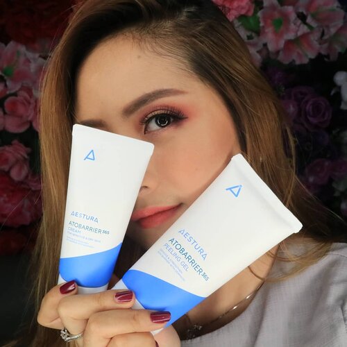 Hello guys.. aku mau share produk dari @aestura.official yaitu Attobarrier, dan ini line khusus untuk kulit kering & sensitif yang fokus untuk moisturizing & strengthening skin barrier. ..Dan aku akan share 2 produk yaitu Attobarrier 365 Peeling Gel & Attobarier 365 Cream...💕 Attobarrier 365 Peeling Gel ini diklaim low-irritation & moisturizing. Texturenya seperti light cream dan setelah diaplikasian terasa dingin, saat diblend akan melting dan terasa basah. Dan akan ada DermaOn "soft capsule" yang jadi ciri khas line Attobarrier ini. Sesuai klaimnya ini sangat soft dan menyegarkan, tanpa fragrance jadi sangat aman buat kalian yang sensitif. Kalian cukup massage secara perlahan aja ya dan gunakan 2x seminggu. Setelah pemakaian wajah terasa bersih dan lembab. Ini peeling gel super ringan 👍.Order here : https://hicharis.net/ellentan/c3W.. 💕 Attobarrier 365 CreamTexturenya creamnya light dan banyak butiran2nya. Dan tenang itu bukan scrub ya, melainkan yang aku sebutkan tadi yaitu DermaOn "soft capsule", yang akan melting saat kita oles2kan. Creamnya mudah diblend, ringan dan gak greasy. Wajah terasa lebih halus, sangat lembab dan kenyal. Ini juga tanpa fragrance ya. 👍..Order here : https://hicharis.net/ellentan/c81..  #ATOBARRIER365PEELINGGEL #AMOREPACIFIC #CHARISSTORE #AESTURA #ATOBARRIER365CREAM #CREAM #charis #CHARISSTORE #charisAPP @hicharis_official #koreanskincare #review #clozetteid #skincarekorea