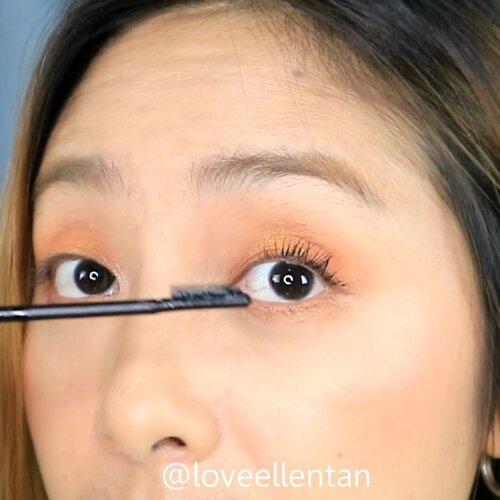 ❌ Racun alert 😂.Makeup super simple dengan mascara yang bikin aku jatuh cinta 😍Eye catching mascara long & curl dari @vuedepulang 💕.Mascara ini udaa ngalahin mascara favorite aku.  So, ini dual brush mascara. Satu sisi yaitu tail comb brush jadi seperti sisir menyisir bulu mata dan membuat bulu mata terlihat panjang. Satu lagi coil brush ini itu kecil bgt brushnya dan efeknya yang aku rasakan itu dia bikin tebel bulu mata dan lentik. .Yang bikin jatuh cinta lagi ini itu enak dipakai dibulu nata atas dan bulu mata bawah. selain itu juga waterproof 👍.Cream mascaranya itu ringan dimata jadi kayak gak berasa pakai dan gak ngegumpal. Pokoknya best deh. Kalian buktiin sendiri nih mascara 😍order bisa dicharis aku. Link dibawah ini atau klik aja link diprofileku ya 😘#VUEDEPULANG #eyecatchingmascara #masca#CHARIS #CHARISSTORE #charisAPP @hicharis_official @charis_celeb.#fdbeauty  #clozetteid  #universalhairandmakeup #uhmvideo #ivgbeauty #makeupclips  #fiercesociety  #tampilcantik #wakeupandmakeup #makeuptips #indobeautygram #makeupaddict  #amazingmakeupart #beautyandhairdiaries #undiscovered_muas #indovidgram #makeupvideo #make4glam #discover_muas  #beautyguruindonesia #beautygram #beautybloggerindonesia #muablora #indobeautysquad