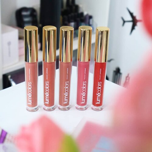 Lumecolors @missy_maxi 💕..Lip Cream andalan 😍ada 5 warna, semua wearable dan cantik parah 😍😍😍😍😍 .Kemasannya elegan dengan tutup gold serta body clear jadi kita bisa lihat langsung warna lip creamnya. .Swatchesnya kalian bisa cek dipost sebelumnya ya... 😘.Dan kalian bisa order dii @missy_maxi 💕.. #lumecolors  #lumesquad #barewithme #kissoffire #sunsetchic #armcandy #chocolatetrip.#fdbeauty  #clozetteid  #ivgbeauty #makeupclips  #tampilcantik  #makeuptips #indobeautygram  #indovidgram #makeupvideo #lagirlindonesia #bvloggerid #kbbvfeatured #beautybloggerindonesia #muablora  #nyxcosmeticsid  #ragamkecantikan #koreanmakeup