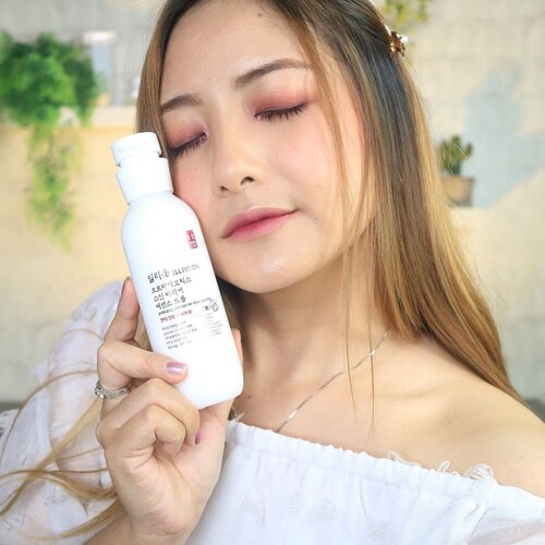 Probiotics Skin Barrier Essence Drop 200ml kecintaan 🥰👌🏻👌🏻👌🏻
.
SWIPE >> untuk pemakaian
.
Water type essence yang ringan banget diwajah, warna milky dan mudah banget menyerap diwajah tanpa terasa sticky.
Dengan lactobacillus yang memperkuat skin barrier. Setelah pemakaian skin moisture akan naik hingga 95,8% 🥰
Lembab banget dan soothing ❤️ Setelah pemakaian yang aku rasakan redness diwajah aku mulai berkurang dan kulit terasa lebih plump, kenyal.
Recomended guys 👍🏻 kalian bisa order di Charis aku atau klik aja link bio atau dibawah ini 😊

http://hicharis.net/ellentan/IZy

#illiyoon  #ProbioticsEssenceDrop #skincare #essence #CHARIS #hicharis@hicharis_official @charis_celeb #clozetteid #koreanskincare #skincarekorea