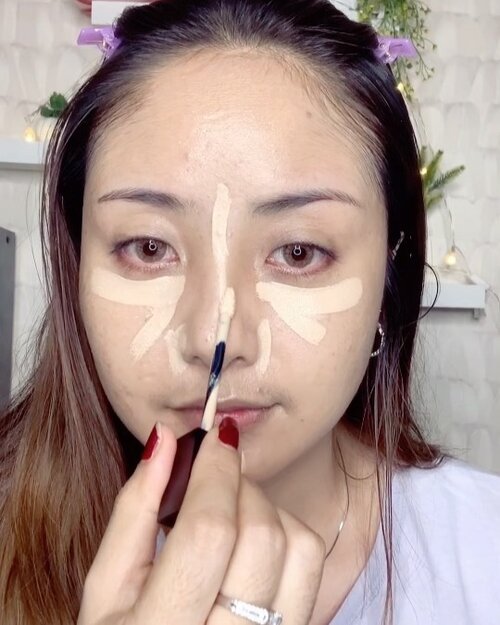 Makin kesini makin suka yang simple.. kalau kalian notice ya.. style makeup aku begini mulu 😂.. mgkn efek korean makeup yah.. kalo dulu msh ala ala western skrg prefer yang kyk gini..Dan jarang pakai bulmat palsu .. selain lebih simple jg berasa wajah kliatan lebih fresh ja dan lebih kliatan muda gt.. Bener gak? ada yang begitu kyk aku gak sih? 😁✌🏻.. @charis_celeb Cica Gel Moisturizer@lakmeid foundation@charis_celeb  Glam Up concealer@mizzucosmetics Highlighter#clozetteid #fdbeauty  #newyear2021 #ivgbeauty #makeupclip #makeuptips #indobeautygram #koreanstyle  #cchannelfellas #indovidgram #makeupvideo #beautyguruindonesia #beautygram #beautybloggerindonesia #muablora  #nyxcosmeticsid  #indobeautysquad #jakartabeautyblogger