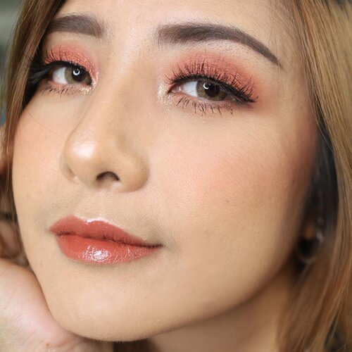 Zoom in 🥰 .
.@esteelauder Double Wear Foundation
@celefit_official @celefit_id  The Bella Collection Eyeshadow
@lookecosmetics Holy Lip Cream Gaia,Hebe @ lip topper Luna . #fdbeauty #clozetteid  #ivgbeauty #makeupclips #fiercesociety #tampilcantik #wakeupandmakeup #makeuptips #indobeautygram #makeupaddict #amazingmakeupart #maybelline #undiscovered_muas #indovidgram #makeupvideo #lagirlindonesia #beautyguruindonesia #beautygram #beautybloggerindonesia #muablora  #discovervideos #nyxcosmeticsid  #glammakeup #indobeautysquad #jakartabeautyblogger