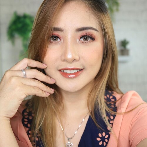 Gong Xi Fa Cai 💕.@esteelauder Double Wear Foundation@celefit_official @celefit_id  The Bella Collection Eyeshadow@lookecosmetics Holy Lip Cream Gaia,Hebe @ lip topper Luna . #fdbeauty #clozetteid  #ivgbeauty #makeupclips #fiercesociety #tampilcantik #wakeupandmakeup #makeuptips #indobeautygram #makeupaddict #amazingmakeupart #maybelline #undiscovered_muas #indovidgram #makeupvideo #lagirlindonesia #beautyguruindonesia #beautygram #beautybloggerindonesia #muablora  #discovervideos #nyxcosmeticsid  #glammakeup #indobeautysquad #jakartabeautyblogger