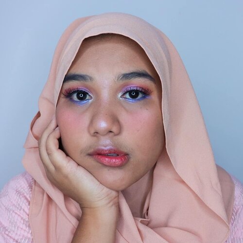 My kind of #UnicornGlowLook Possibly my favorite makeup eveeeeeeeeeer yang pernah gue cobain sendiri dimuka 🦄🦄 🦄 Kalo ada yang tanya kenapa sih Rani suka mainan makeup? 🦄 Mulai kapan kenal-kenal makeup gini?Kalo liat tampilan gw dari dulu kalian tidak akan menyangka ini gw yang difoto. Jaman dulu pakai bedak aja harus diomelin dulu. Mulai pake eyeliner pas SMA. Baru mulai explore pas kuliah.Jadi semenjak kuliah baru gw ngikutin beauty trend kemana-mana dan selalu berkiblat ke beauty guru barat. Mulai dari @michellephan ke @bethanynoelm sampai sekarang @jamescharles 🦄🦄 Mulai nonton videonya @sarahayuh_ sampai @tasyasayeed yang udah hilang dari youtube. Pokoknya ini panutan pada masing-masing masanya.Beruntung banget sekarang banyak platform yang bantu kita lebih update dengan trend beauty. Tanpa harus nonton info terupdate dari beauty guru dan nungguin video mereka yang seminggu sekali 😂 sekarang tinggal sekali klik aja udah bisa dapet informasi dengan mudah.Pokoknya ngikutin trend beauty dari beauty guru sampai beauty platform!Dan jadi mendarat sampai sekarang.Mumpung lagi trendnya nih #UnicornMakeup kupersembahkan 🦄🦄 Kalian juga dooong bikin #UnicornMakeup @khhrnisa @phirlyv @depruttt @fujiastyani @lianaestt@pondsindonesia #PondsGlitterGlowCompetition @beautyjournal #BeautyJournalxPonds --@beautiesquad #beautiesquad @setterspace #setterspace @bunnyneedsmakeup #bunnyneedsmakeup @tampilcantik #tampilcantik @hudabeauty #hudabeuaty #clozetteid #makeupgeek #makeuptutorial #unicorn #makeupunicorn #glowymakeup