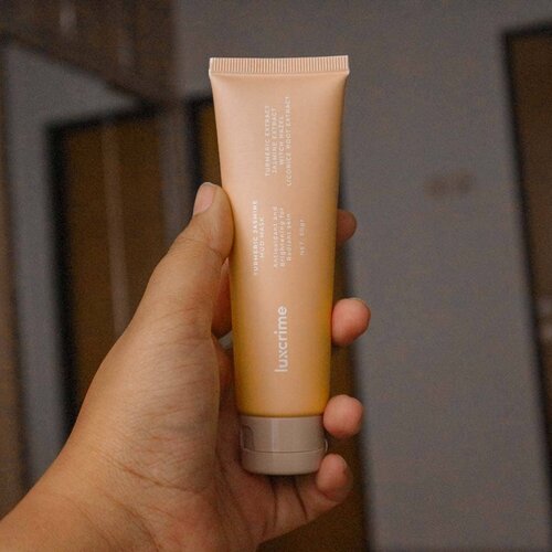 Thanks to my #secretsanta dapet Turmeric & Jasmine Mud Mask @luxcrime_id yang akhirnya gw cobain di #weekend kemarin 🍃
Pokoknya semua gw break down di tulisan terbaru hari ini #yoursundaypills tinggal klik link di bio atau ke www.yoursundaypills.com 💫
#clozetteid #blogpost #skincare #facemask #brandlokal #luxcrime #maskerwajah #mudmask