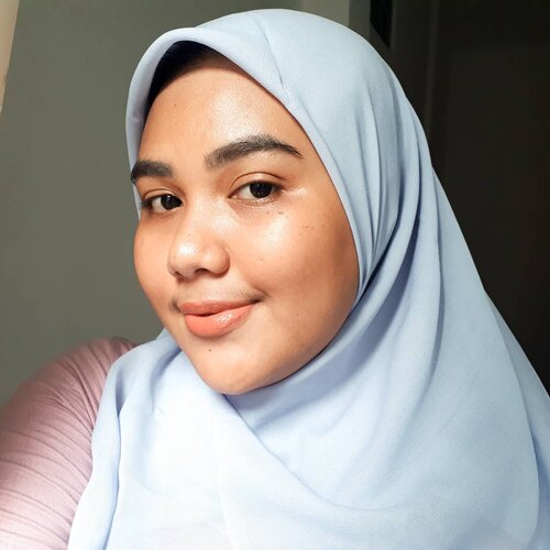 pretty much loving my skin rn. Ini pagi sebelum ke kantor skincare nya pake face oil dari @shylas.factory teruss sunscreennya dari #skinaqua yang SPF 30 yang tutupnya ijo itu. Hasilnya kulit glowing gini kaaaan wkwk tapi nyampe kantor minyaknya ampun-ampunan. Aku ga masalah touch up soalnya ngga pake foundation kan jadi engga ribet, cuma timpa bedak ajaa.Lipstick seperti biasa @maybelline the powder mattes top with lipgloss 🤗🤗--@beautiesquad #beautiesquad @setterspace #setterspace @bunnyneedsmakeup #bunnyneedsmakeup @tampilcantik #tampilcantik @hudabeauty #hudabeuaty #clozetteid #makeupgeek #glowingskin #makeup #skincare #naturalmakeup #makeupdewy #dewylook #glassskin #glassskinlook