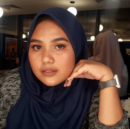 After #Masterclass session with @nyxcosmetics_indonesia and @wework #revenuetower 🍑 Barely see my blush but loving the skin and its colour. I forgot what shades of foundation I used 😋 But first of all, the foundation coverage was so-so tho I love the concealer coverage yet I forgot what product I used lol 😏  Can we appreciate the highlighter? 😎😎 Again I forgot the product.Overall, most of the #NYX product is hella good. From concealer to eyeshadow (i love you so mochi, cmiiw) and btw I'm using Dewy Finish #settingspray sooo yeaaaah ☺#clozetteid #nyxindonesia #makeupclass #tanskin #exoticskinmakeup #sawomatangmakeup #kulitsawomatang