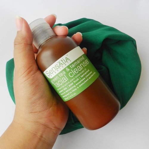 Another @sensatia_botanicals on my blog 🤘🏼 It's Green Tea & Tamarind Facial Cleanser designed for combo to oily skin and acne-prone skin. This is my holy grail btw ❤ 
Full review is on my blog #linkinbio 
#beautybloggerid #indobeautyblog #indonesianbeautyblogger #bbloggerid #bloggerindo #beautiesquad #femalebloggersid #bloggerperempuan #emakblogger #sobatblogger #clozetteid #SensatiaBotanicals #facialcleanser #skincarelokal #localskincare #skincare #skincarebali #greenteacleanser #beautyenthusiast #makeupenthusiast