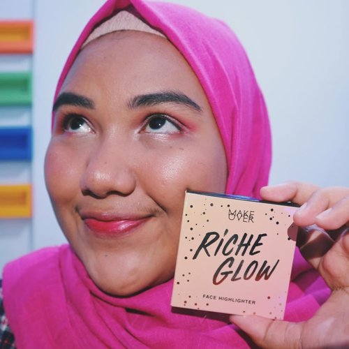 kecintaan beberapa minggu ini @makeoverid Riche Glow Highlighter. Review segera, makeup tutorialnya juga segera. Ada giveaway juga nih hadiahnya ini, cek postingan sebelum ini 🌹⠀⠀⠀⠀⠀⠀⠀⠀⠀⠀⠀⠀⠀⠀⠀⠀⠀⠀#clozetteid #beautiesquad #makeoverid #richeglow #makeupoftheday look #makeupoftheday