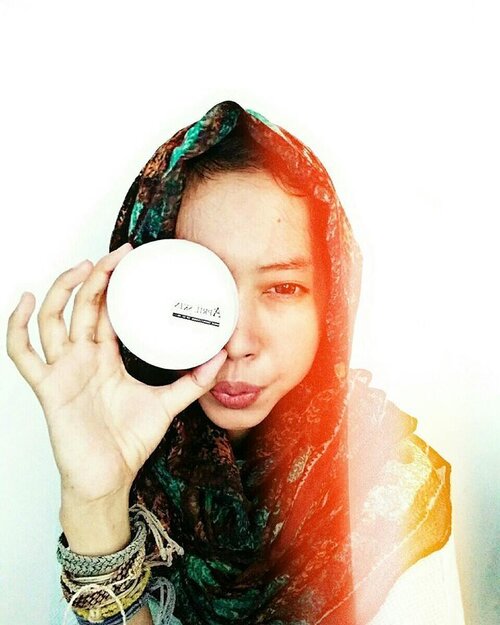 [Mini Review]
The second product I got from @0.8l_indonesia 💕. Siapa sih yang tidak tau produk April Skin ini? Terutama pecinta produk korea. Yess, produk ini adalah April Skin Magic Snow Cushion White ✌ with SPF 50+/PA+++ - Little tap to all Coverage √
- Natural look (mine is natural.  beige #23)√
- Moisturizing √
- Blending easy √
- Targeted to dry skin with 60% based-serum √
- A little glowy finish √

Falling love with this cushion 💞. You can visit 0.8liter.com, If u want to buy/read other product review from other editor. Thank you!! Full review, gonna soon in my blog. Please cheerish me 😘😘🙆 *pardon the aesthetic edit (re:alay)
*pardon the mirror look (selfie problem)
*pardon not proper photo and review
*too much pardon on my review......
.
.
.
.
.
.
#clozette #clozetteid #beauty #makeup #skincare #cushion #aprilskincushion #review #magicsnowwhite #0.8liter #blogger #aesthetic #koreanproduct