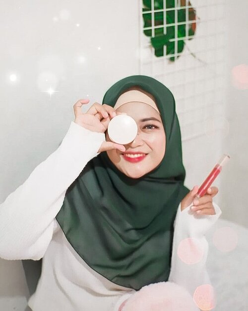 Jujur, aku happy sekaligus nggak nyangka kalau brand lokal kosmetik Indonesia punya kualitas yang sebagus ini. Yup, seimpresif itu aku sama produk dari @rabbithabitofficial ⠀⠀⠀Fyi, Rabbit Habit adalah brand lokal terbaru yang terinspirasi dari legenda ‘Moon Rabbit’ cerita rakyat Asia, yang menghadirkan sebuah beauty line untuk setiap perempuan yang merasa dirinya ‘extraordinary’ setiap hari.⠀⠀⠀⠀Ada 4 produk yang aku pakai yaitu: ⠀⠀🌛 Moon Glow 2 in 1 Cushion Foundation and Luminous Concealer Compact ⠀⠀Tingkat coverage cushionnya juara banget (Medium to High), asli oke banget nutupin bekas jerawatku. Concealernya juga gampang banget diblend dan ga ada efek crack nya 😍⠀⠀⠀🌛 Blushing Moon Shade Tickled Pink⠀⠀Cushion blush yang super pigmented sekali tap aja bikin pipi merona alami⠀⠀⠀🌛Velveteen Matte Shade Scarlet Starlet⠀⠀Lip cream bertekstur lembut yang smudge-proff dengan hasil akhir matte.⠀⠀⠀🌛Whipped Lip Cream Shade Burgundy Belle⠀⠀Non-drying lip cream yang super nyaman, dibalut dengan warna yang melembapkan dengan semi matte finish⠀⠀⠀⠀⠀Over all, semua produk Rabbit Habit kemasannya mewah, formulanya juara, simple dan praktis pula. Oh ya, nggak perlu khawatir juga karena rangkaian produk dari Rabbit Habit ini 100% cruelty-free, 100% Halal dan 100% no nasties ya. ⠀⠀⠀⠀Review lebih lengkapnya udah tayang di  www.novitania.com dear, mampir yaa 😉💕⠀⠀⠀⠀#RabbitHabitBeautyHabit⠀#FriendsOfRabbit