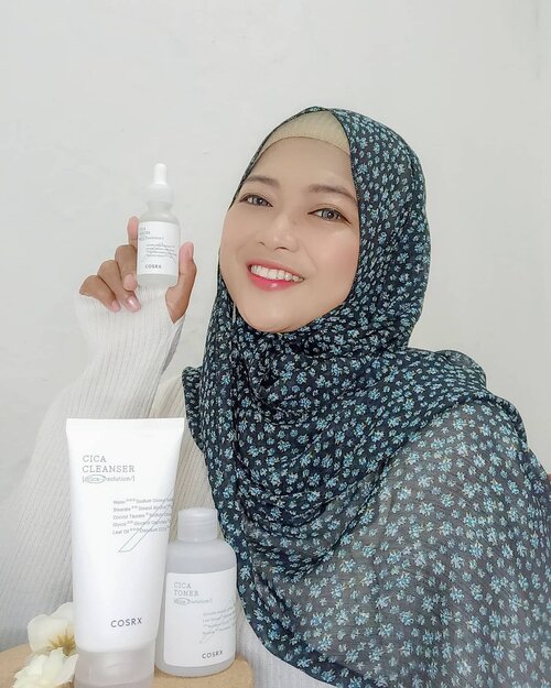 Punya kulit sensitif itu harus extra sabar shayyy!!⠀⠀Karena gampang kemerahan dan juga breakout, ada yg senasib ga sih? Nah, ternyata itu salah satu tanda bahwa skin barrier kita mulai rusak nih. ⠀⠀Salah satu kandungan yang bagus buat kulit yg sensitif kaya aku adalah Centella Asiatica atau yg dikenal dengan CICA.⠀⠀Btw, udah semingguan ini aku cobain COSRX PURE FIT CICA, yang mengandung CICA-7 COMPLEX, yaitu  7 type of Centella Asiatica yang punya manfaat untuk melindungi, menenangkan dan membuat skin barrier kita jadi lebih kuat.⠀⠀Aku sih ngerasa produk ini efektif banget untuk hidrasi kulit aku, dan bikin kulitku jadi ga gampang kemerahan dan jerawatan lagi.⠀⠀COSRX Pure Fit Cica ini udah bisa dibeli di Sociolla, Lazada & Shopee, Watsons, and Other Cosmetic Stores 😉⠀⠀@COSRX_INDONESIA @SOCIOLLA @WATSONSINDO #COSRXINDONESIA #PUREFITCICA #RXFX