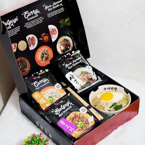 Finally New Product from Arirang is coming guys! ⠀⠀Yup, seexcited ini aku sama produk terbaru dari Arirang yang Tasty & Guilt Free ini 😍⠀⠀Ada 3 varian rasa baru yang wajib kamu cobain:⠀ ⠀🍜 ARIRANG BONE MARROW RICE VERMICELLI⠀⠀🍜 ARIRANG BULGOGI RICE VERMICELLI⠀ ⠀🍜 ARIRANG CURRY RICE VERMICELLI⠀ ⠀⠀Nah, sekarang aku lagi nyobain yang varian ARIRANG Bone Marrow Rice Vermicelli nih. Asli sih, kuah sup bone marrow (sumsum) tuh beneran creamy dan gurih banget 🤤⠀ ⠀ ⠀⠀Asyiknya lagi, cara menyiapkannya juga gampang banget, cukup 3 menit aja lho. Dan yang paling penting selain enak, bihun juga aman buat pencernaan 😉⠀ ⠀ ⠀⠀3 produk baru ini bisa dipesan melalui marketplace Official Store ARIRANG, seperti Tokopedia, Shopee, Blibli, Lazada, Ralali, Bukalapak, Jd.ID atau bisa dibeli di supermarket terdekat ⠀⠀Oh iya, Kalau beli di Tokopedia, jangan lupa pake kode promo ARIRBUZZ 10K buat dapetin cashback 10rb 😉⠀ ⠀ ⠀ ⠀⠀@arirang.taste ⠀#ComfortMyDay #ComfortFood #ARIRANgTaste #ARIRANGNoddle #NewVariant #ARIRANGCurryRiceVermicelli #ARIRANGBoneMarrowRiceVermicelli⠀ #ARIRANGBulgogiRiceVermicelli