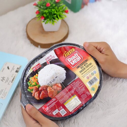 Happy lunch everyone! ⠀walau sibuk kerja tapi tetep ga boleh skip makan siang dong ya 😉⠀⠀Sekarang, urusan makan siang ga pake ribet kok, kan ada @fiestareadymeal 😁⠀⠀Seperti yang lagi aku makan ini, varian  Rice with Chicken Teriyaki enak banget. nasinya pulen dan lembut, potongan ayamnya juga besar besar, dan yang paling penting saus teriyakinya enak banget.⠀⠀Praktis banget, cukup butuh dihangatkan selama 4 menit di microwave, terus siap dinikmati deh 😉⠀⠀⠀#FiestaReadyMeal⠀#EnakPraktisTerjangkau⠀#TasteOfTheWorld⠀#SatuRasaBanyakCerita⠀#CharoenPokphandIndonesia