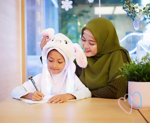 Masalah mama-mama selama di rumah aja kalau nggak pusing dampingi SFH ya kurang hiburan, ya nggak sih? ⠀⠀Eittss tapi tenang aja, dengan Halo Unlimited semua bisa diatasi dong. SFH anak lancar, hiburan mama bisa terus berjalan. ⠀⠀FYI, Halo Unlimited adalah paket baru untuk pelanggan kartuHalo yang menawarkan benefit data hingga 150Gb dan akses unlimited ke seluruh aplikasi yang terdaftar dalam MAXstream, GamesMAX, MusicMAX, serta aplikasi LINE, WhatsApp, Shopee, Tokopedia, Lazada.⠀⠀Alhamdulillah sejak pakai Halo Unlimited, SFH anak-anak jadi lebih lancar, bahkan aku jadi bisa ikut akses hiburan berbagai film dan drama seru di MAXStream, VIU, Iflix dan Vidio. Jadi, selesai dampingi anak-anak SFH, aku bisa lanjut nonton drama korea favorit deh. ⠀⠀Kalau soal internet untuk di rumah memang nggak perlu diraguin lagi deh, Halo Unlimited adalah paket internet unlimited terbaik. Selain banyak keuntungan yang di dapat, jaringannya juga sangat stabil. ⠀⠀Nah, buat orang tua yang lagi galau perihal SFH anak dan kebutuhan hiburan selama di rumah aja, bisa coba berlangganan Halo Unlimited ya! ⠀⠀Detailnya sudah aku ceritain di blog dear, sila mampir ke www.novitania.com 😉💕⠀⠀⠀⠀#LengkapnyaHaloUnlimited #diaryNovitania #Novitaniadotcom⠀