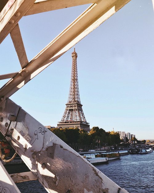 I have so many reasons to love Paris; and if you curious, find the story on my blog under the title "Paris Blues." 💙
.
ada yang punya impian juga buat ke #Eiffel Tower? ayo ayo atau barangkali penginnya ke Piramida Mesir, pengin banget ke sana juga. 😁
.
#ThisisParis
#WheninParis
#VisitParis
#TourEiffel 
#EuroTrip
#SayHelloFrom
#TravelinStyle
#ClozetteID