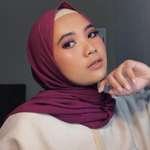 So ... bye monday ✨@makeoverid Heatshot Multifix Blush + @esqacosmetics esqacosmetics Malibu Blush + @beccacosmetics Opal Liquid Highlighter is a bomb 🔥.#clozetteid #makeupideas #makeupaddict #indobeautysquad #indobeautygram #beautybloggerindonesia