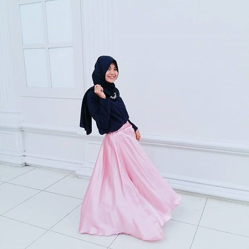 Feminine look with monochrome style ? Why not ! All you have to wear is a pink skirt 💕Try this look to be your #jazzniteootd Can't wait to "swing" at @jazznitestan15 right ? @deaputrir @nadyarahmannisa @faguun @tisyaprilia @kiannisa #jazznitestan15 .#ClozetteID #ootd #hijab #hijabfestival #hijabootdindo