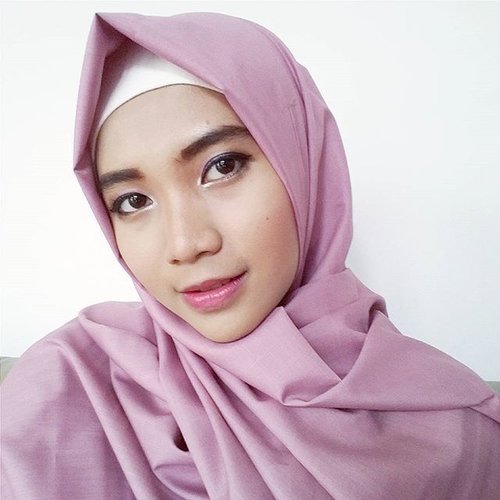 My make up of that day #motd 💄💄..Sweet and soft make up look using pink lipstick from revlon colorburst & kryolan lip palette and also smookey eyes with pink eyeshadow on it .Wanna try this look with me ? 😉😉..#ClozetteID #motd #hijab #stanbeautygram #makeup #makeupoftheday