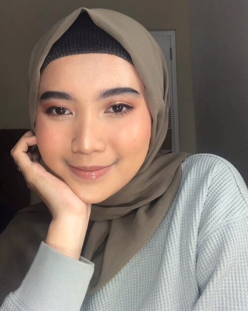 Tutorial dari foto terakhir, cocok banget buat lebaran nih ❤️❤️..Primer : @blithecosmetic Pressed Serum Crystal Iceplant .Eye Gel : @forskinssake Matrixyl 3000.Foundation : @maybelline Superstay + @makeoverid Powerstay W42.Concealer : @tartecosmetics Shape Tape + @maybelline Instant Age Rewind , @wardahbeauty Instaperfect Concealer .Cream Blush : @canmakeid Lip&Cheek Gel .Cream Highlighter : @catrice.cosmetics Dewy Wet Look Stick .Powder Highlighter: @beccacosmetics shimmering skin OpalEyeliner : @catrice.cosmetics Longlasting Eye Pencil Waterproof Black Brow : @zoyacosmetics Brow Pencil BlackLips : @makeoverid Intense Matte Lip Cream 12 - Couture + @blpbeauty Lip Glaze Sparkling Rose ..#clozetteid #indobeautygram #tutorialmakeup #makeuplebaran #indovidgram #hijabbeauty #makeupjakarta